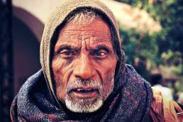 Un anziano indiano invoca il soccorso altrui