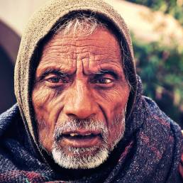 Un anziano indiano invoca il soccorso altrui
