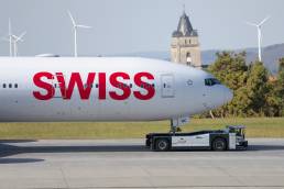 Un velivolo passeggeri della compagnia Swiss trainato in aeroporto