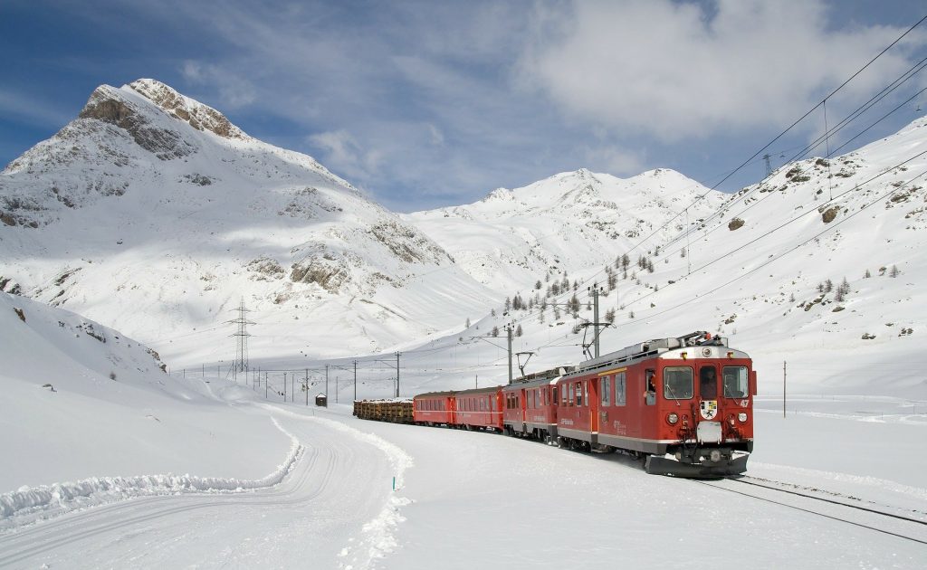 Un treno grigionese attraversa un panorama innevato