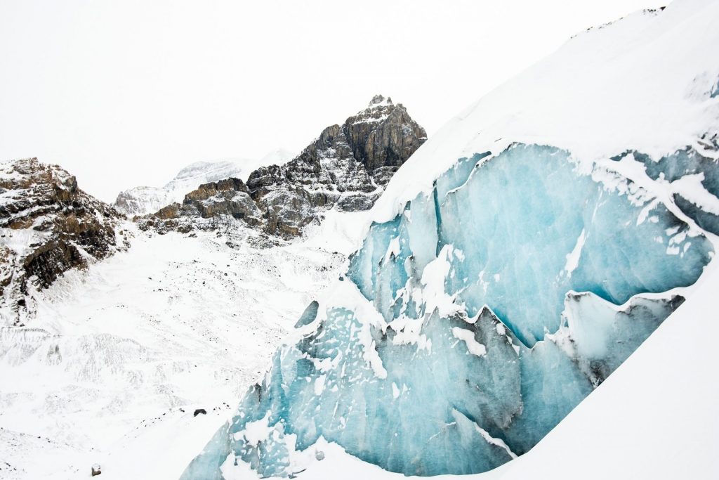 Antichissima "acqua blu" solidificata in un ghiacciaio svizzero