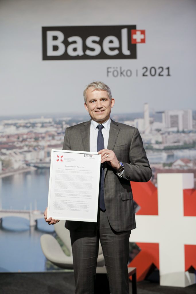 Beat Jans, capo del Consiglio di Stato del Cantone di Basilea Città, con la "Dichiarazione di Basilea 2021"