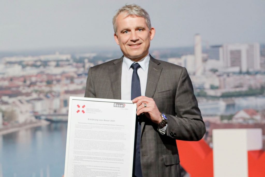 Beat Jans, capo del Consiglio di Stato del Cantone di Basilea Città, con la "Dichiarazione di Basilea 2021"