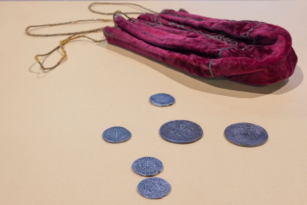Borsa campagnola ricamata e monete con incisa la "Chiave di Nidvaldo" (Foto: Christian Hartmann)