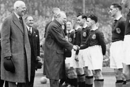 Il saluto di Winston Churchill alla Nazionale scozzese prima di un derby con l'Inghilterra