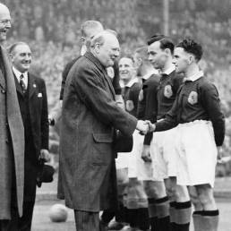 Il saluto di Winston Churchill alla Nazionale scozzese prima di un derby con l'Inghilterra