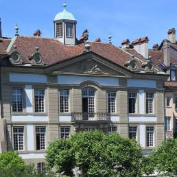 La facciata sud di Casa von Wattenwyl nella 'città vecchia' di Berna affacciata sul fiume Aar