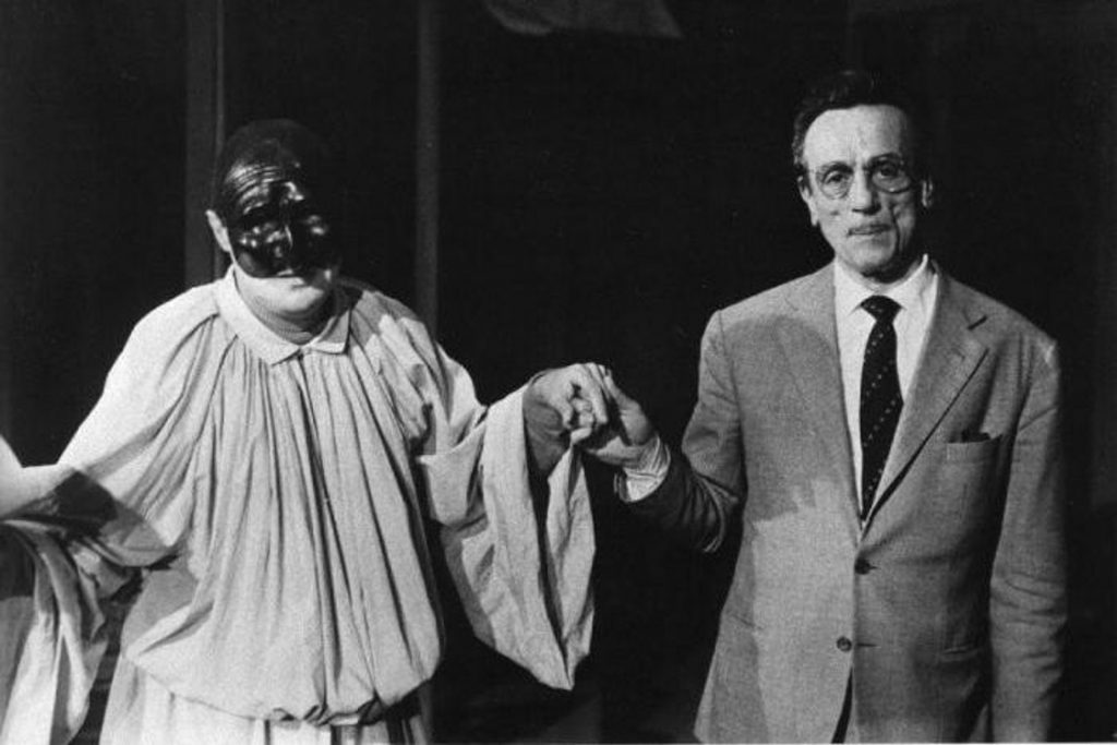 La maschera partenopea di Pulcinella e il drammaturgo Eduardo De Filippo mano nella mano