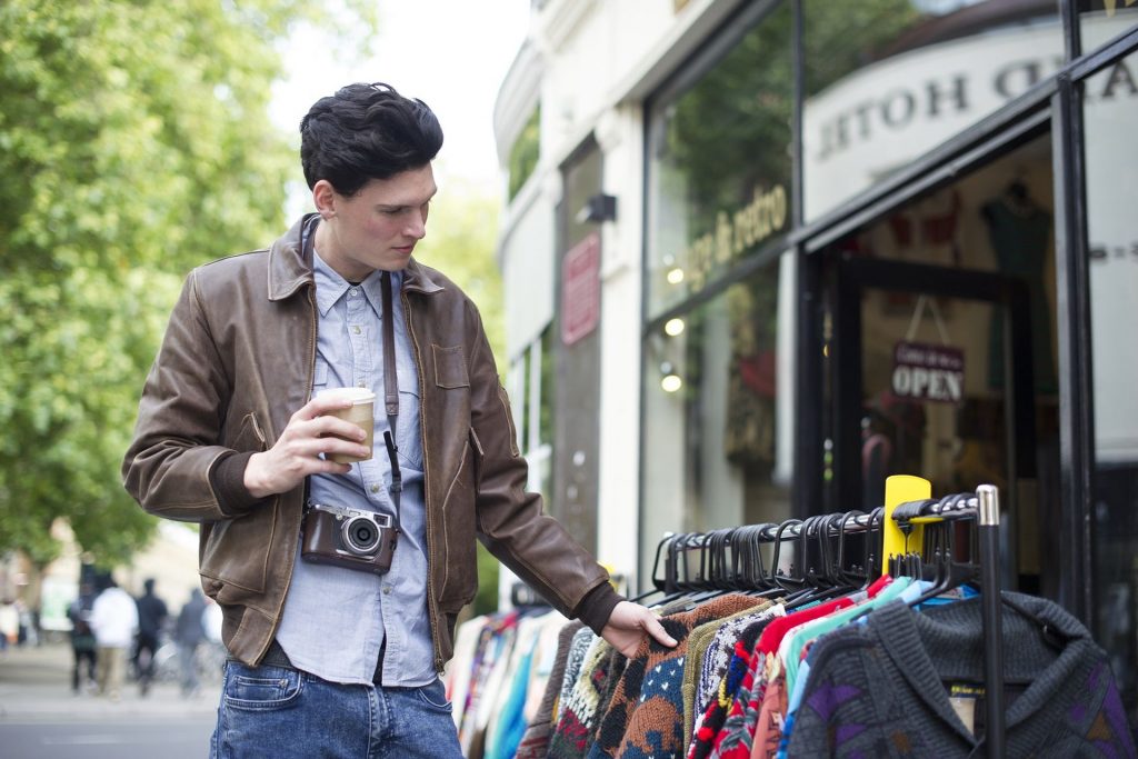 L'attenzione di un consumatore per l'abbigliamento vintage