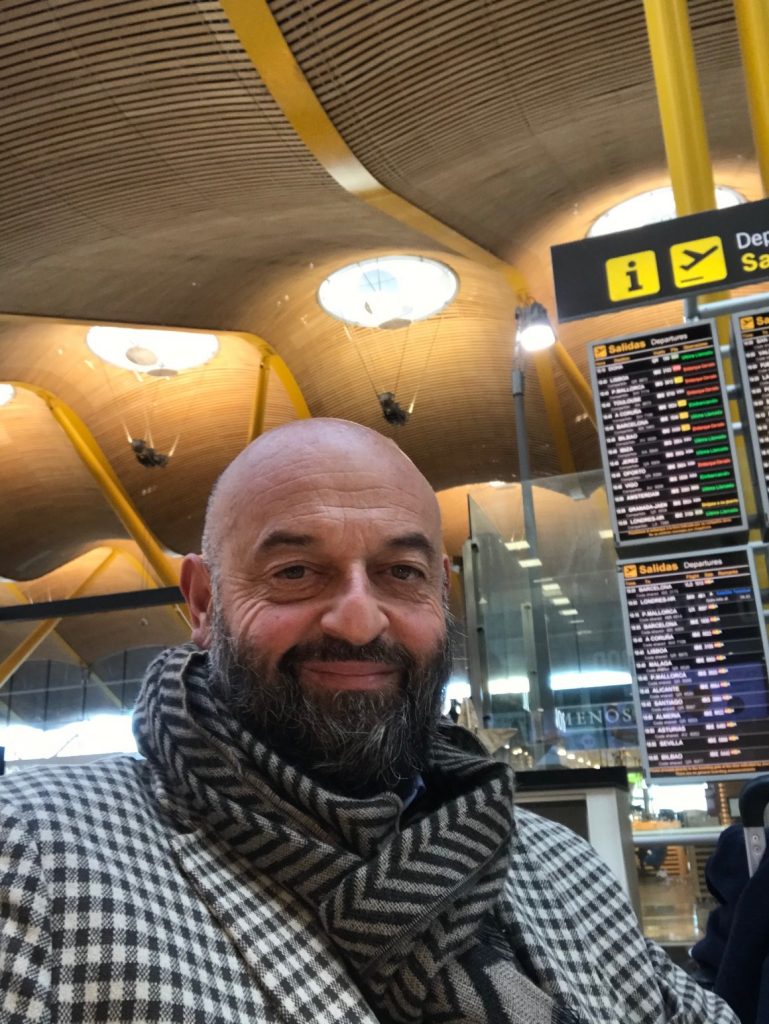 L'imprenditore Alessandro Bertoldi in transito nell'aeroporto di Madrid