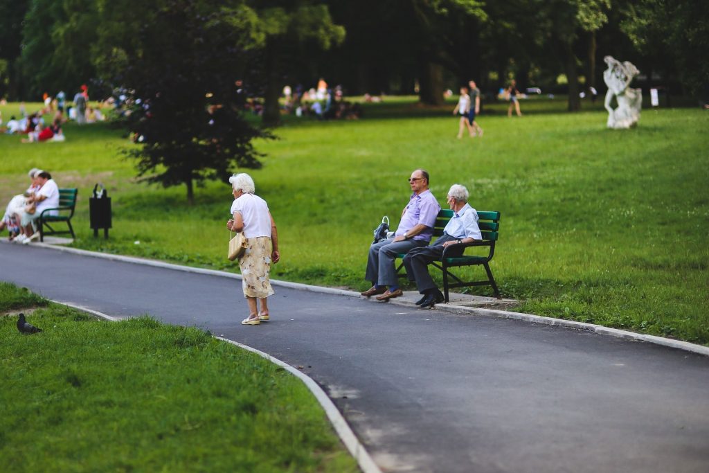 Persone ritirate dal lavoro si godono tempo libero al parco