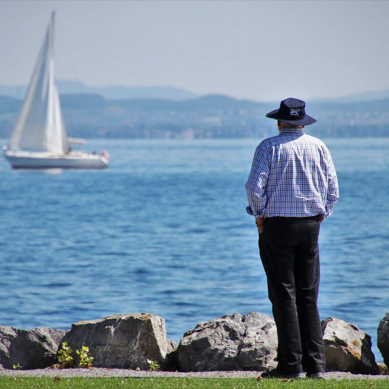 Un pensionato svizzero si concede una sosta in riva al lago