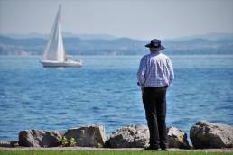 Un pensionato svizzero si concede una sosta in riva al lago