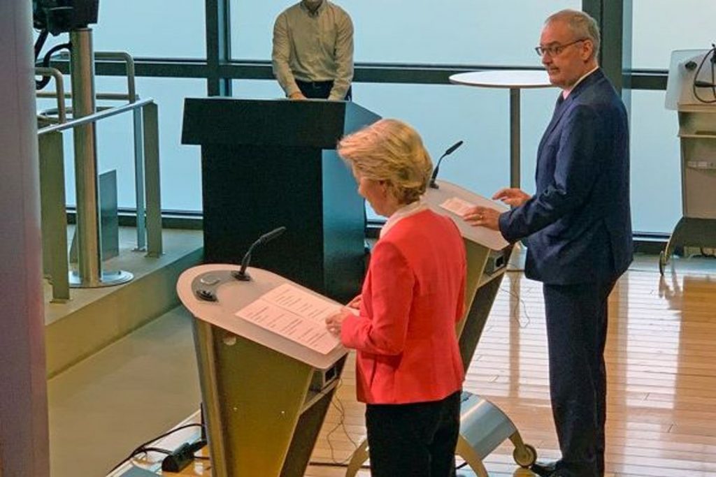 Ursula Von der Leyen, presidente della Commissione Europea, e Guy Parmelin, presidente della Confederazione Svizzera