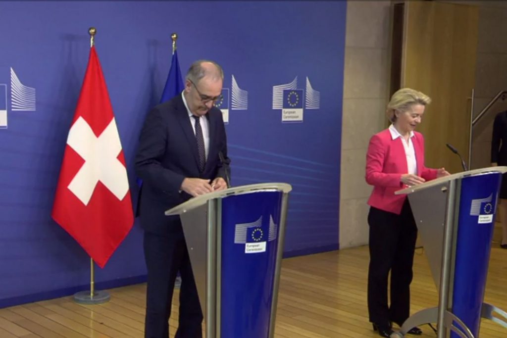 Ursula Von der Leyen, presidente della Commissione Europea, e Guy Parmelin, presidente della Confederazione Svizzera