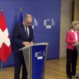 Ursula Von der Leyen, presidente della Commissione Europea, e Guy Parmelin, presidente della Confederazione Svizzera