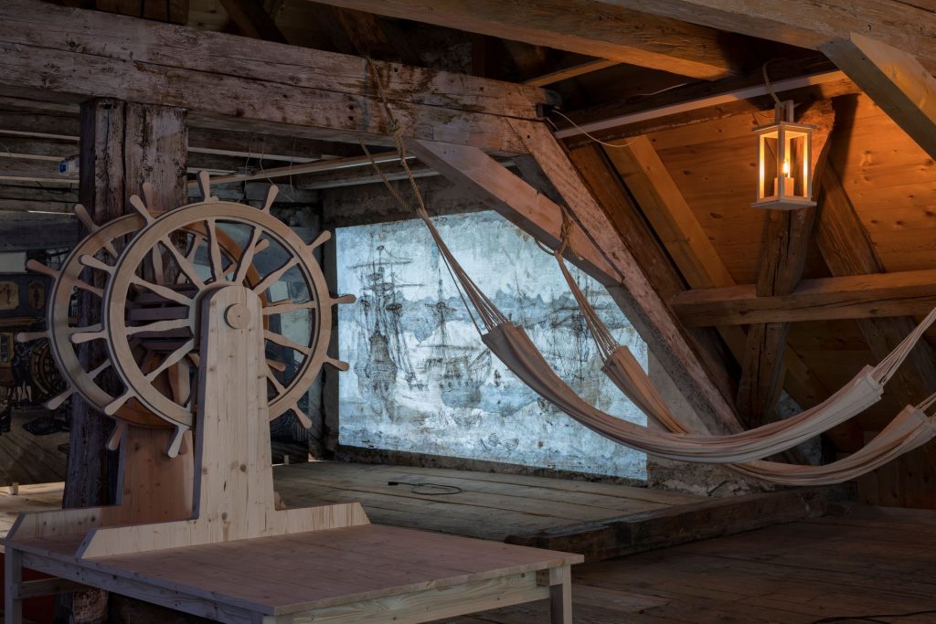 Vista della mostra "“Söldner, Reissäckler, Pensionenherren - Ein Innerschweizer Besiehungsnetz”, secondo piano, Salzmagazin, Museo di Nidvaldo (Foto Christian Hartmann)