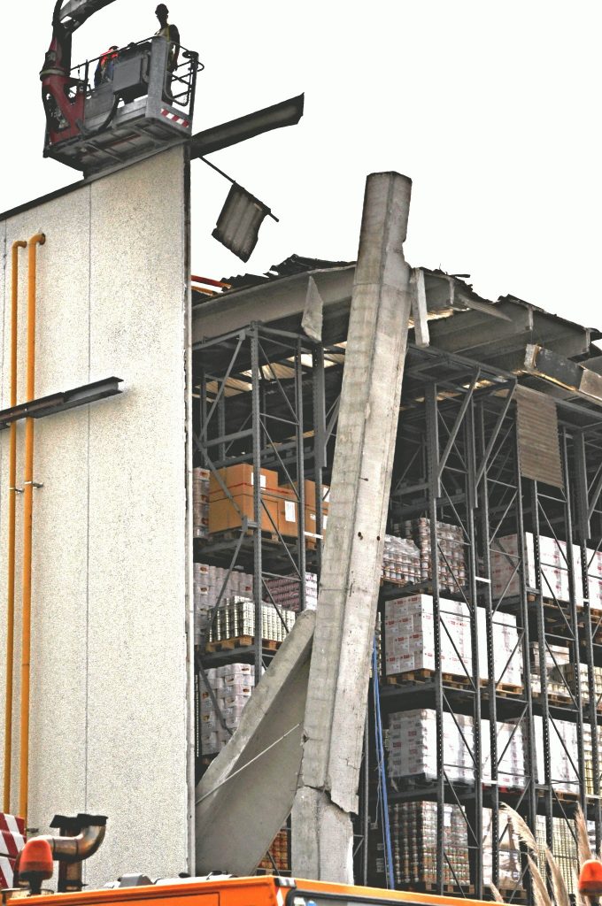 Un capannone danneggiato a Mirandola durante il sisma che colpì Emilia-Romagna, Veneto e Lombardia nel maggio-giugno 2012