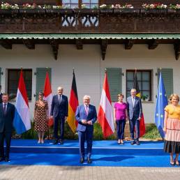Guy Parmelin, presidente della Confederazione Elvetica, con il presidente della Repubblica Federale Tedesca, Frank-Walter Steinmeier, il Granduca del Lussemburgo, Enrico, il Principe ereditario Alois del Liechtenstein, il Re del Belgi, Filippo, e il presidente della Repubblica Austriaca, Alexander Van der Bellen