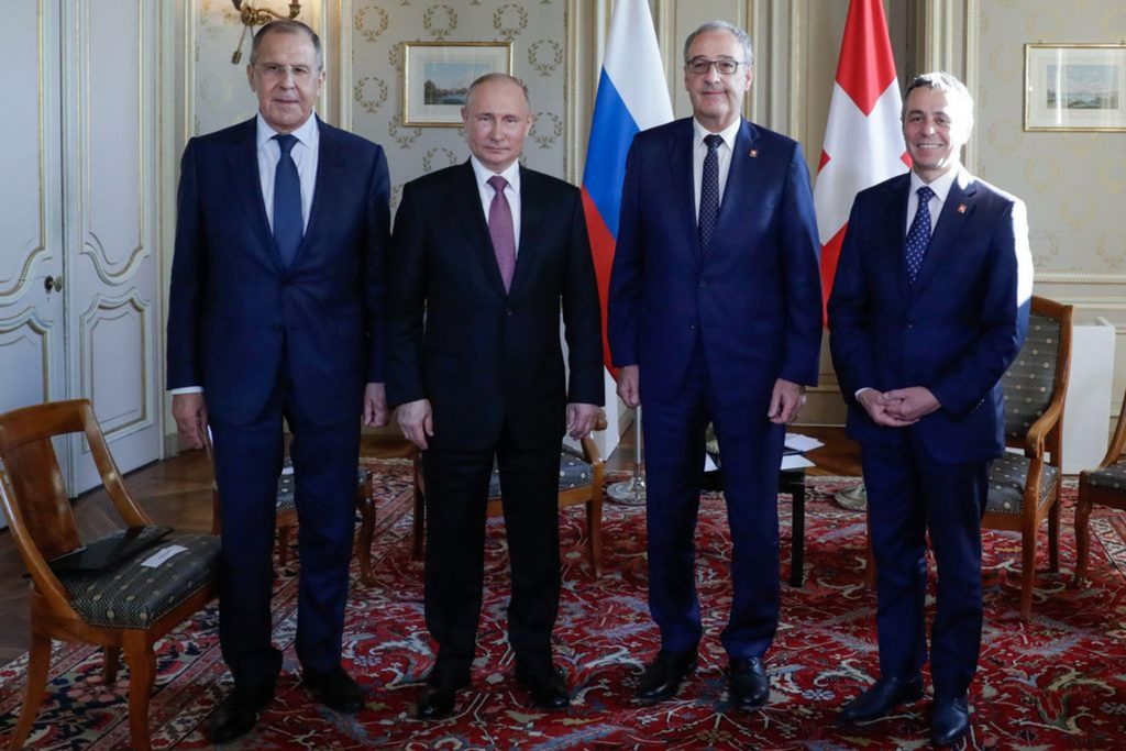 Le delegazioni della Federazione Russa (Sergej Lavrov e Vladimir Putin) e della Confederazione Elvetica (Guy Parmelin e Ignazio Cassis) in occasione dell'incontro al vertice di Ginevra
