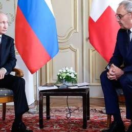 Vladimir Putin, presidente della Federazione Russa, e Guy Parmelin, presidente della Confederazione Elvetica, a colloquio a Ginevra