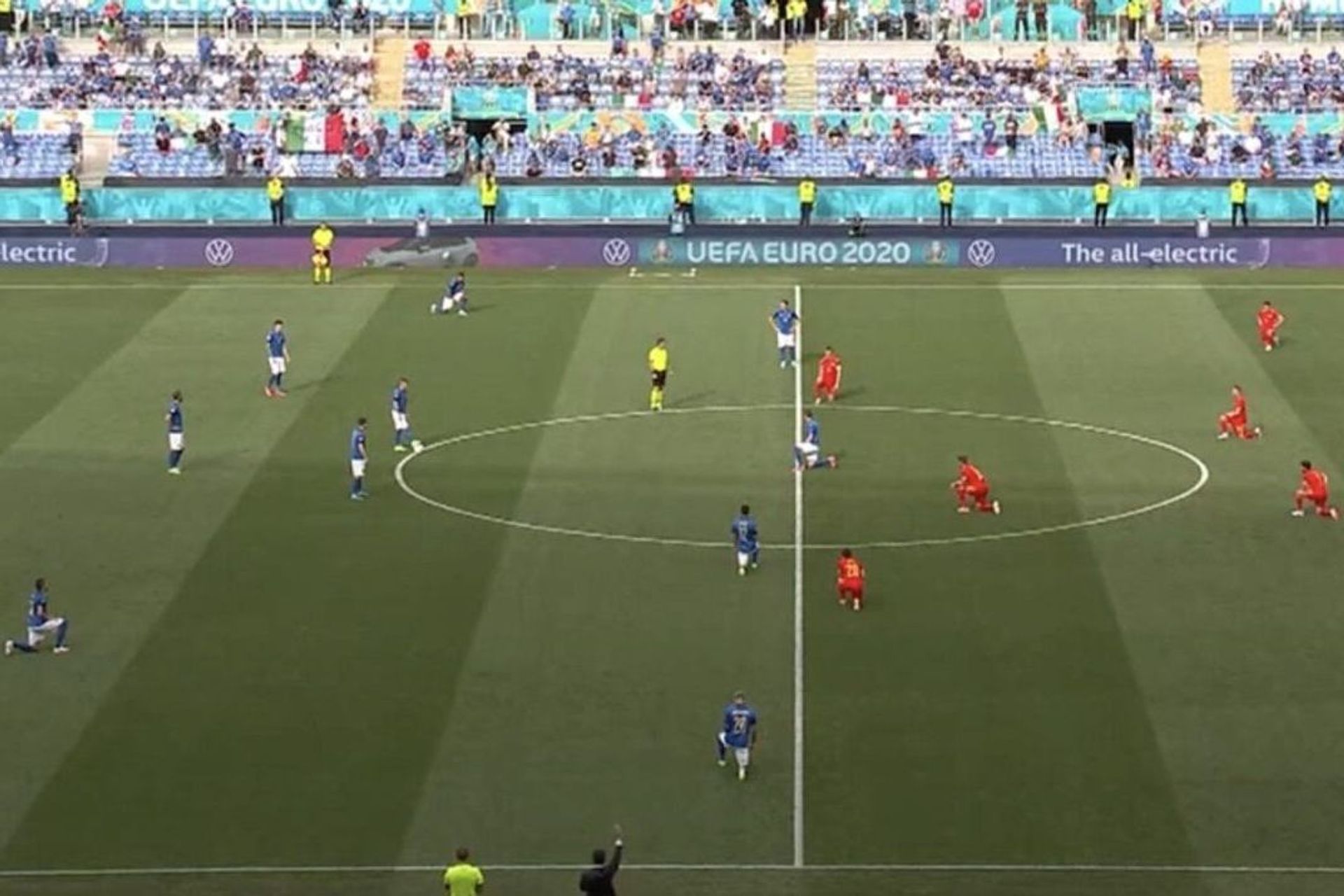 Alcuni calciatori dell’Italia e tutti i calciatori del Galles inginocchiati alla vigilia di un match di Calcio