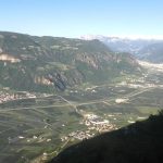 La Etschtal o Val d'Adige osservata dai mille metri di altitudine del monte Burgstall-Eck, spartiacque etnico e linguistico tedesco e italiano