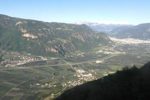 La Etschtal o Val d'Adige osservata dai mille metri di altitudine del monte Burgstall-Eck, spartiacque etnico e linguistico fra mondo germanico e italiano