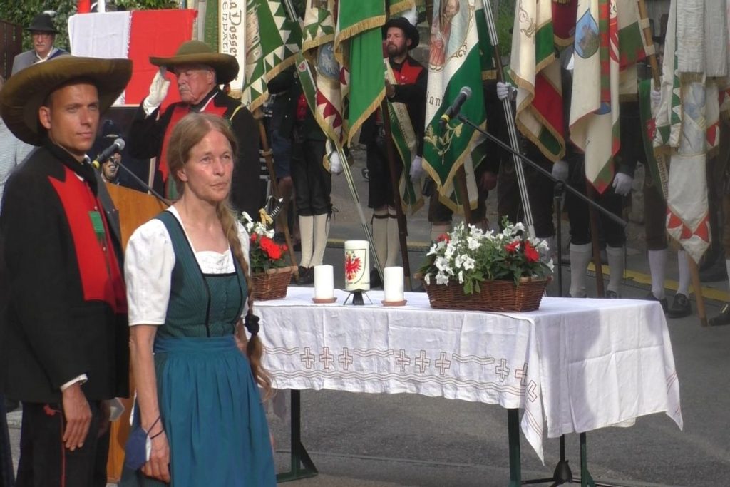 Gli esponenti politici Sven Knoll ed Eva Klotz in occasione di un momento patriottico del gruppo sudtirolese degli Schützen