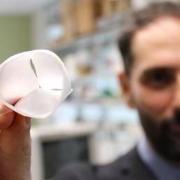 Il dottor Antonio D'Amore con la valvola cardiaca biomimetica