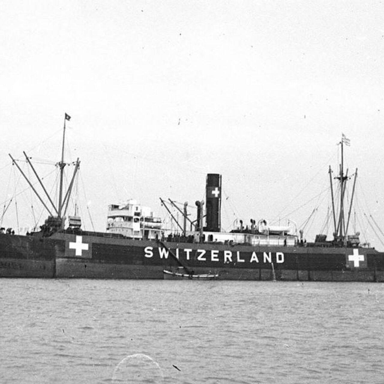 La nave svizzera Calanda in arrivo nel porto neutrale di Lisbona nell'estate del 1942