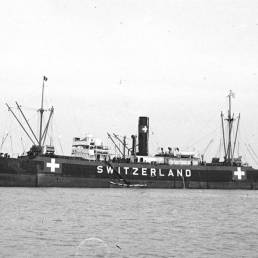 La nave svizzera Calanda in arrivo nel porto neutrale di Lisbona nell'estate del 1942