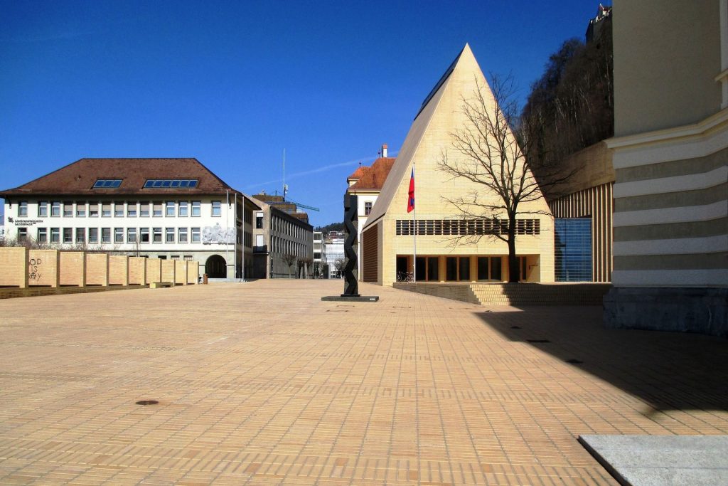 La principale piazza di Vaduz, capitale del Principato del Liechtenstein