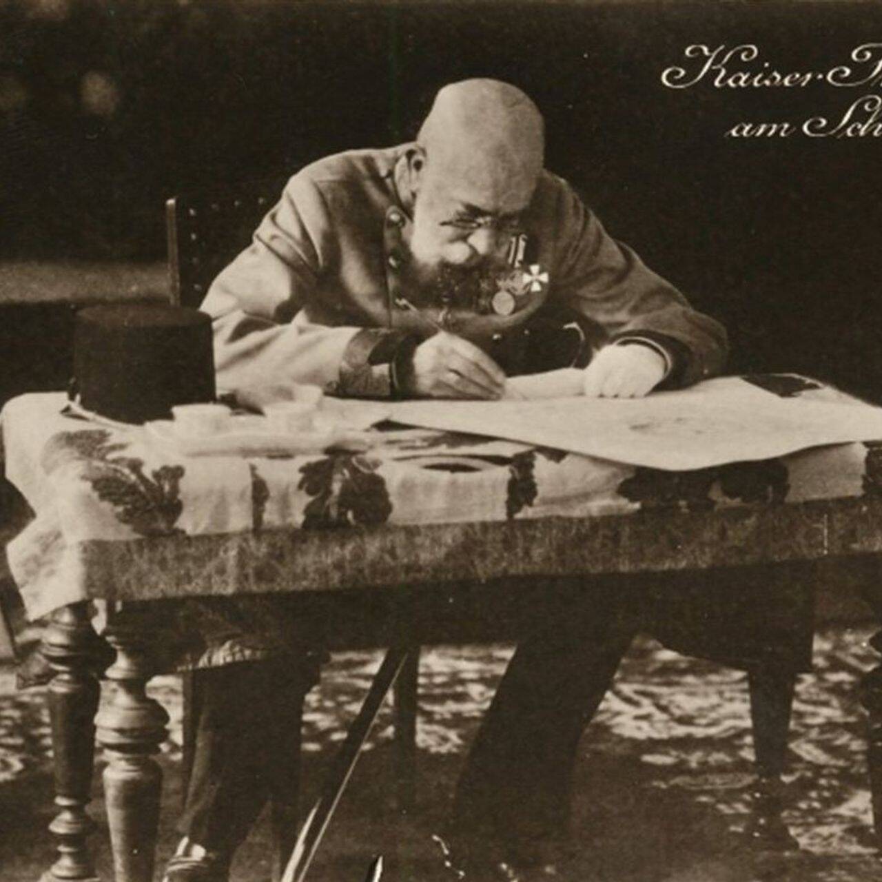 L'imperatore Francesco Giuseppe alla propria scrivania: nella monarchia austriaca, il sovrano era il primo funzionario dello Stato