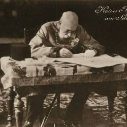 L'imperatore Francesco Giuseppe alla propria scrivania: nella monarchia austriaca, il sovrano era il primo funzionario dello Stato