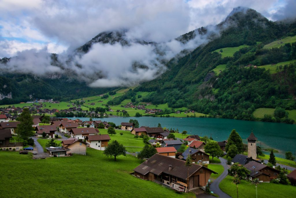 Lungern è un Comune svizzero nel Canton Obvaldo