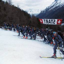 Partecipanti alla gara di scialpinismo militare “Patrouille des Glaciers” nel Cantone Vallese ad Arolla