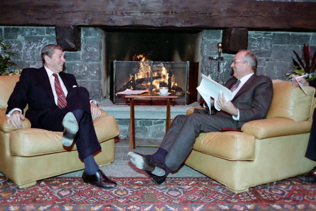 Ronald Reagan e Mikhail Gorbaciov in occasione del summit fra USA e URSS del 1985 a Ginevra
