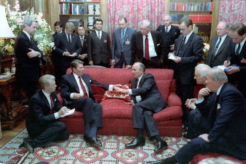Ronald Reagan e Mikhail Gorbaciov in occasione del summit fra USA e URSS del 1985 alla Maison de Saussure