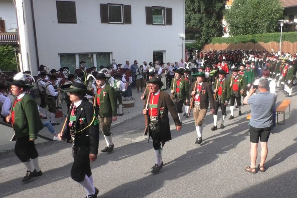 Manifestazione patriottica degli Schützen a Frangart/Frangarto, frazione del Comune sudtirolese di Eppan an der Weinstraße/Appiano sulla Strada del Vino