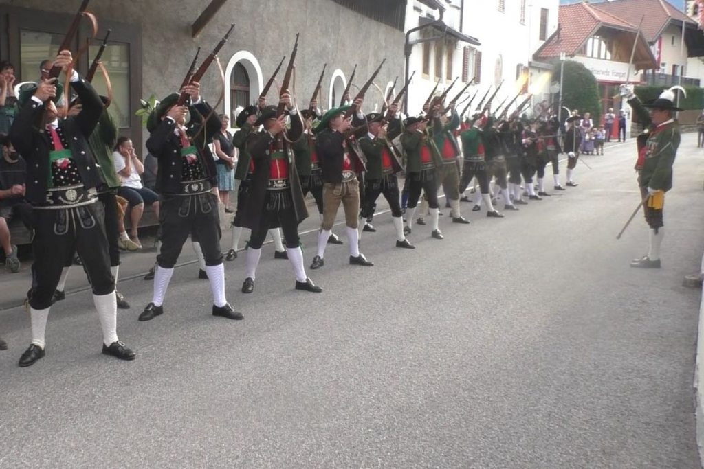 Manifestazione patriottica degli Schützen a Frangart/Frangarto, frazione del Comune sudtirolese di Eppan an der Weinstraße/Appiano sulla Strada del Vino