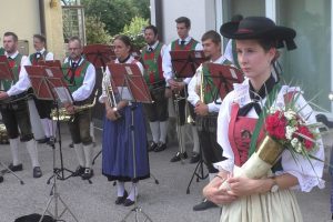 Una vivandiera appartenente al gruppo patriottico sudtirolese degli Schützen in occasione di un monumento musicale