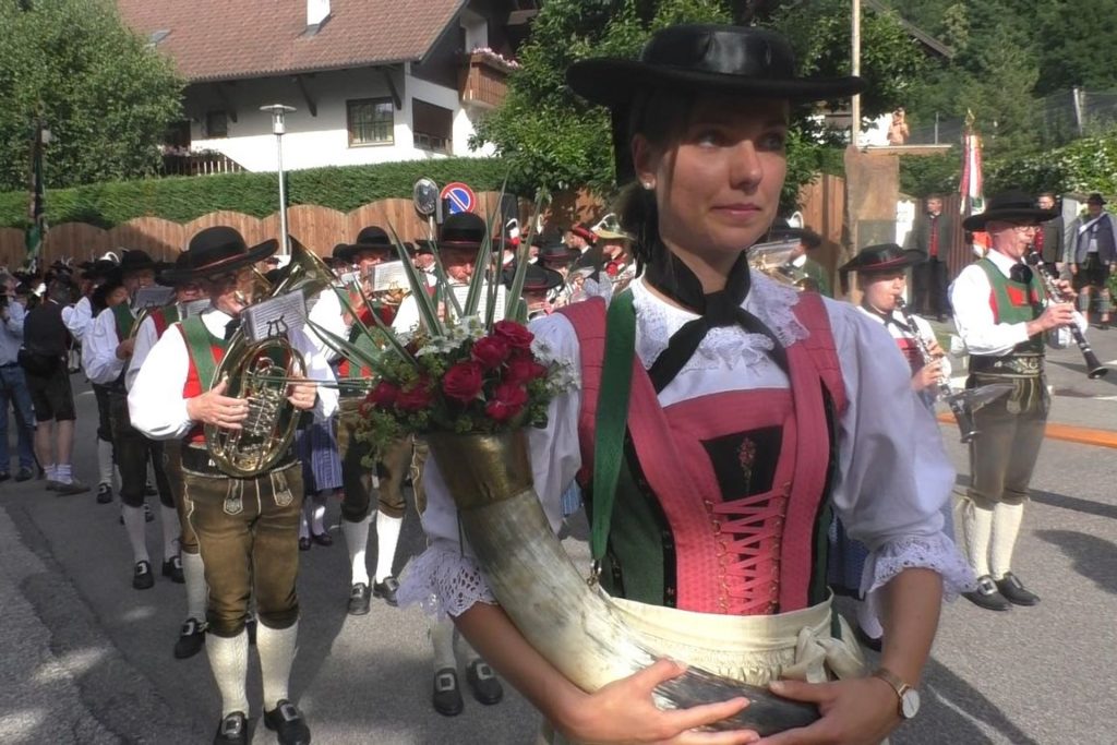 Una vivandiera appartenente al gruppo patriottico sudtirolese degli Schützen in occasione di un monumento musicale