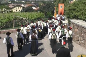 Manifestazione patriottica degli Schützen a Siebeneich/Settequerce, frazione del Comune sudtirolese di Terlan/Terlano