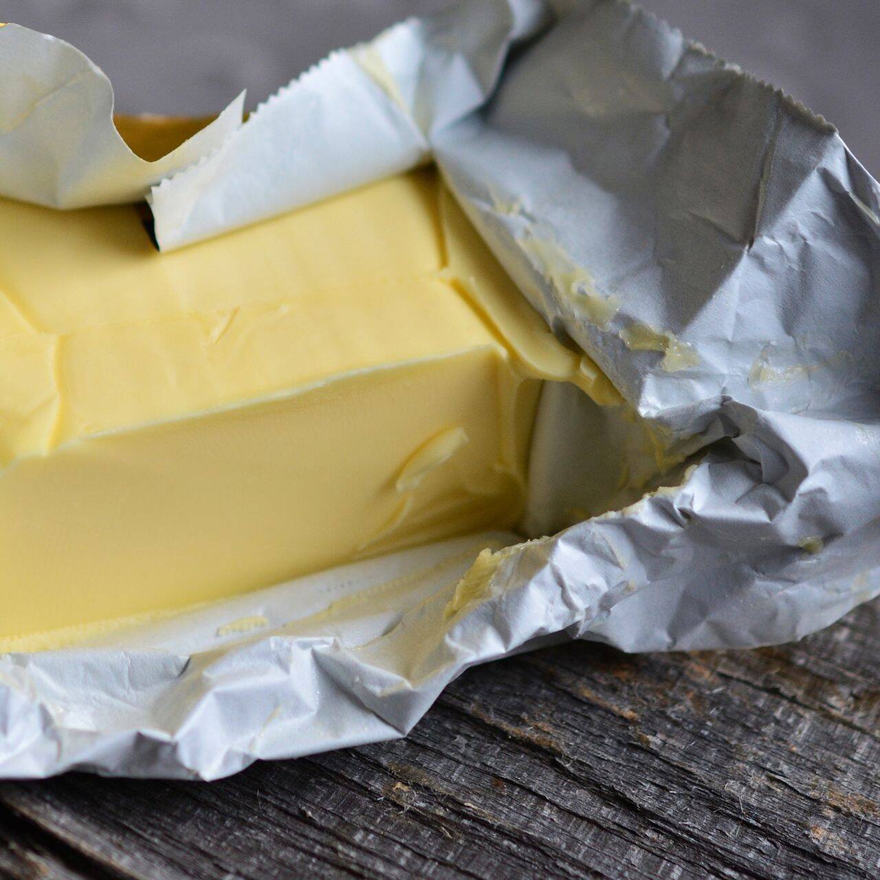 Un panetto di burrro in carta stagnola