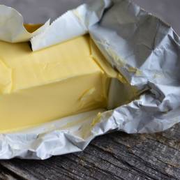 Un panetto di burrro in carta stagnola