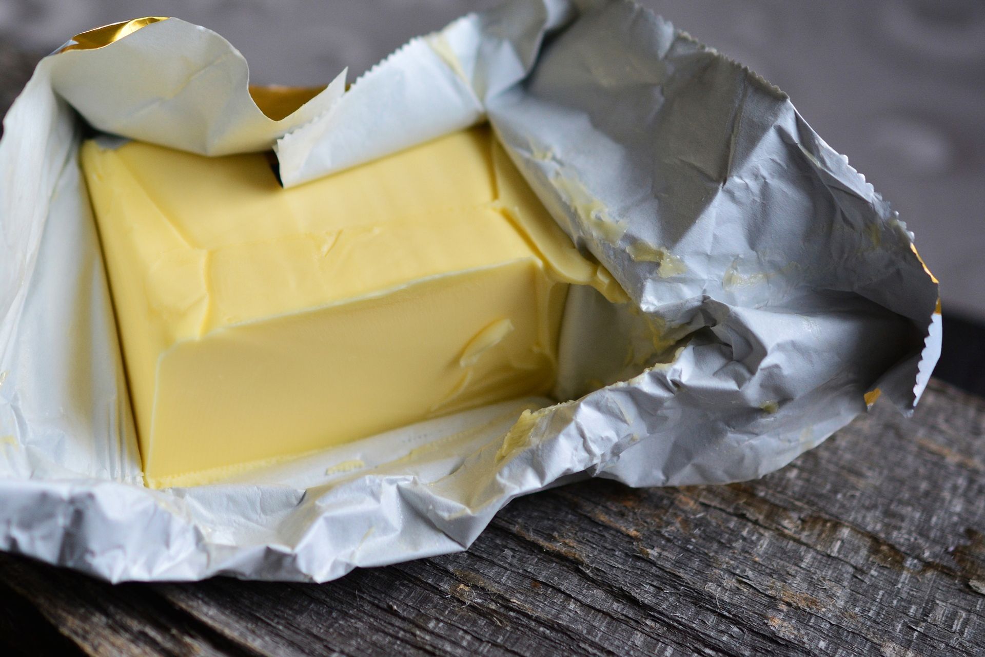 Un panetto di burrro in carta stagnola