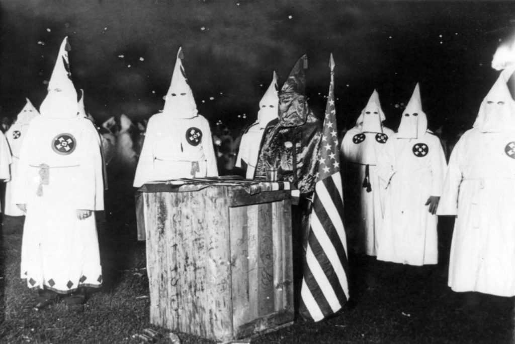 Un rally notturno del Ku Klux Klan nella Chicago degli Anni 20