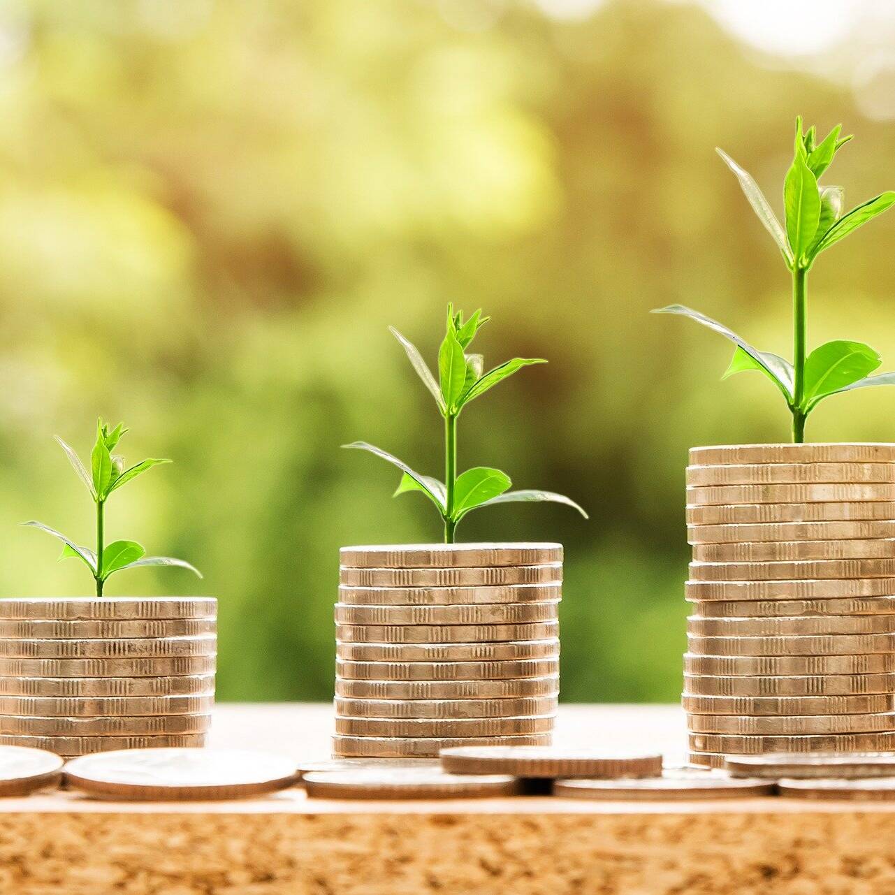 Tre pile di monete simboleggiano una rinascita economica in altrettante fasi