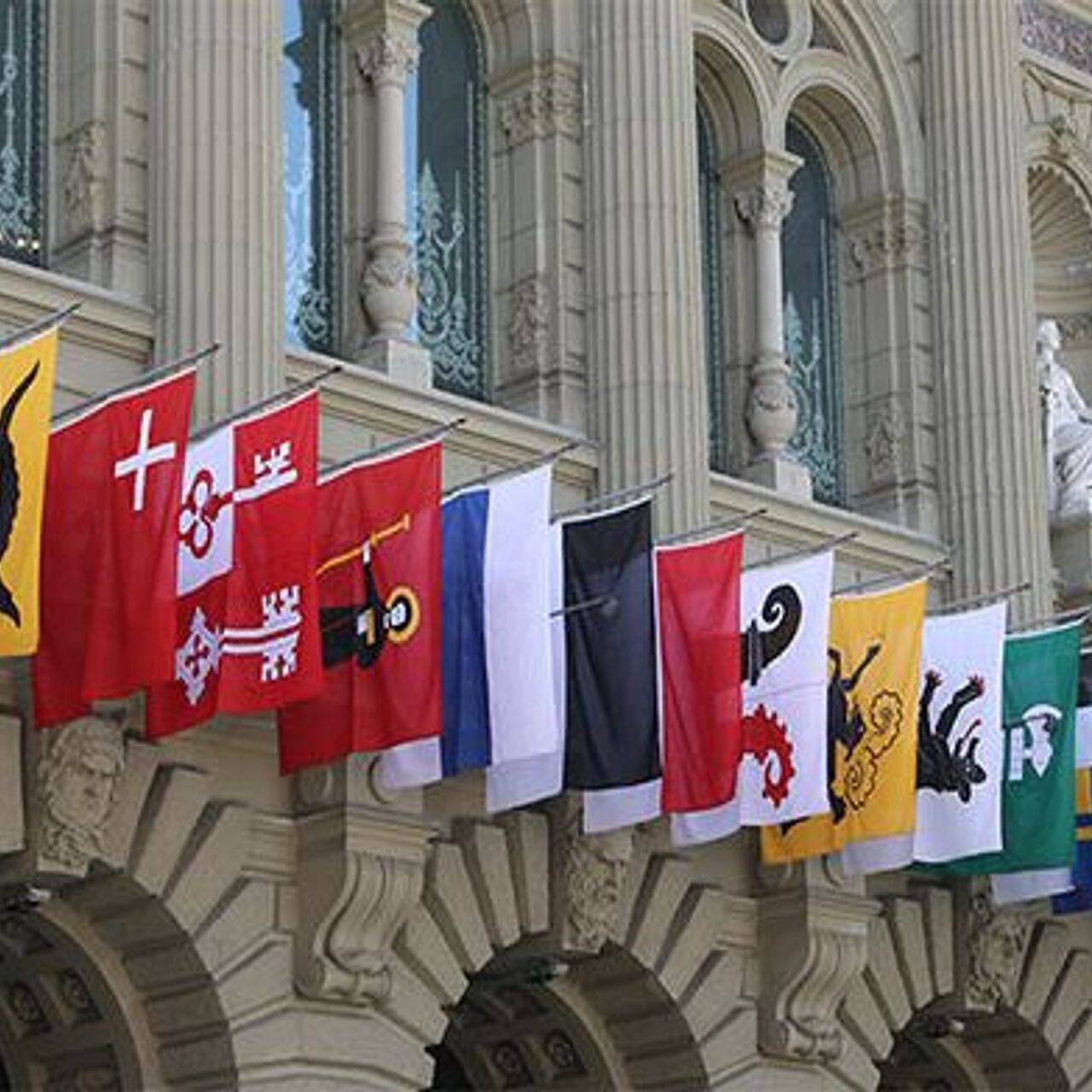Le bandiere dei 26 Cantoni esposte a Berna all'esterno della sede del Palazzo Federale